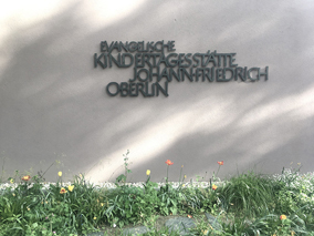 Kindertagesstätte, Ansicht Wand mit Logo