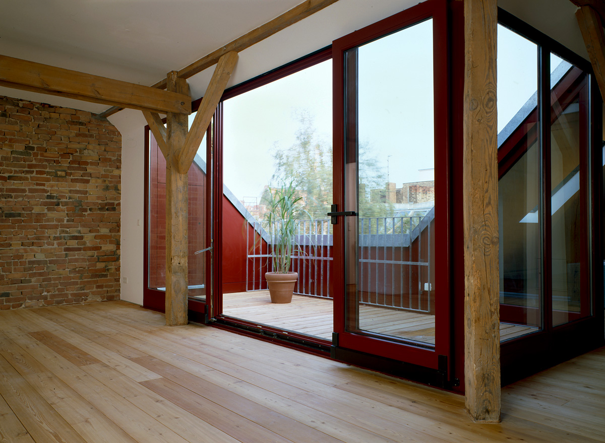 Ausbau eines Dachgeschossrohlings in Berlin für eine Baugruppe, Dachterrasse mit roter Wandbekleidung