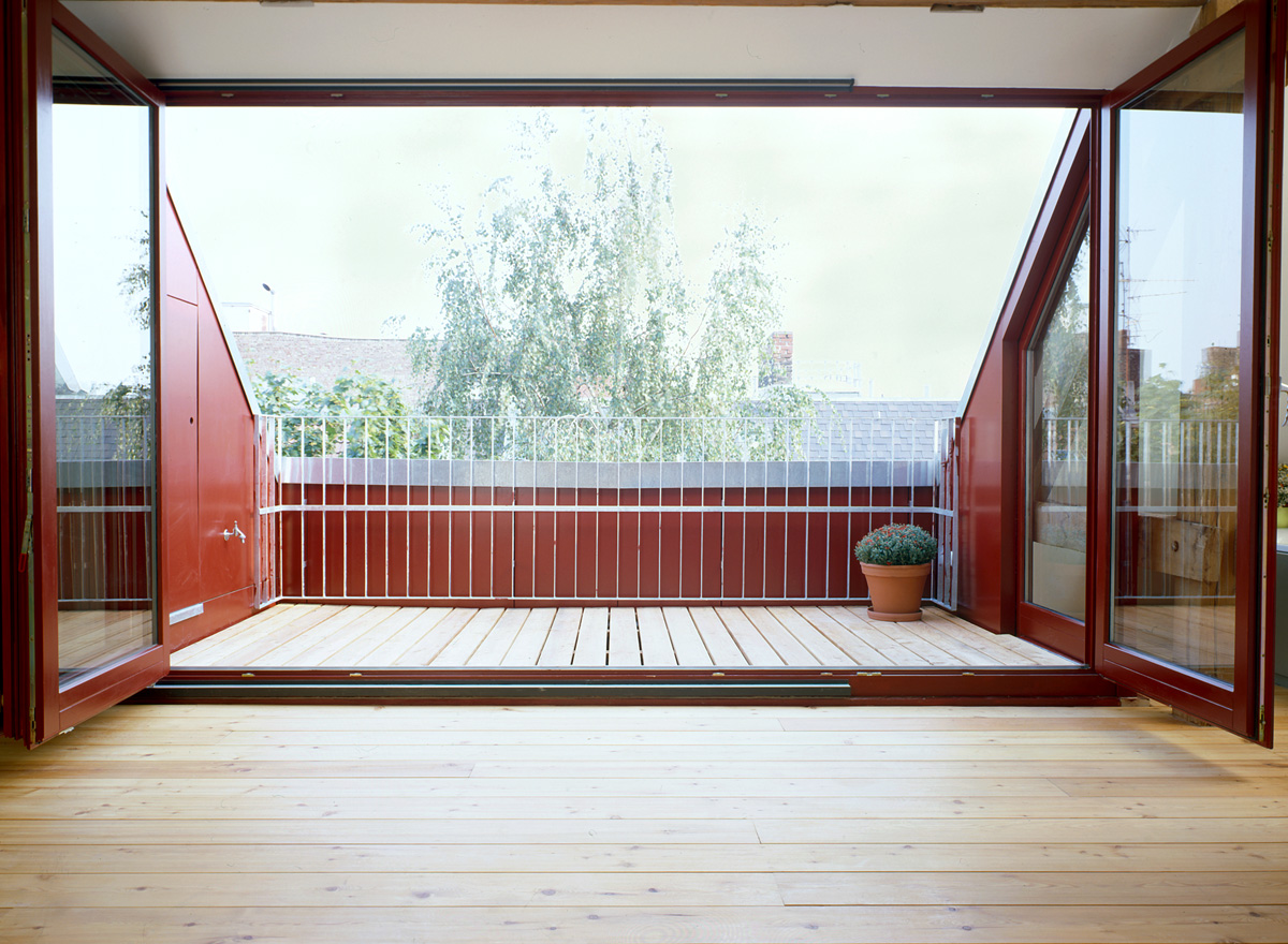 Ausbau eines Dachgeschossrohlings in Berlin für eine Baugruppe, Dachterrasse mit grosszügiger Öffnung Holzglaswand als Faltelement