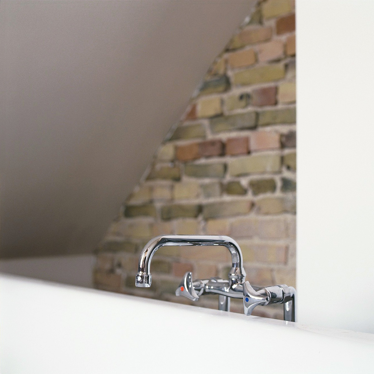 Ausbau eines Dachgeschossrohlings in Berlin für eine Baugruppe, Detail Badewannenarmartur, Wasserhahn mit Trekorngriffen