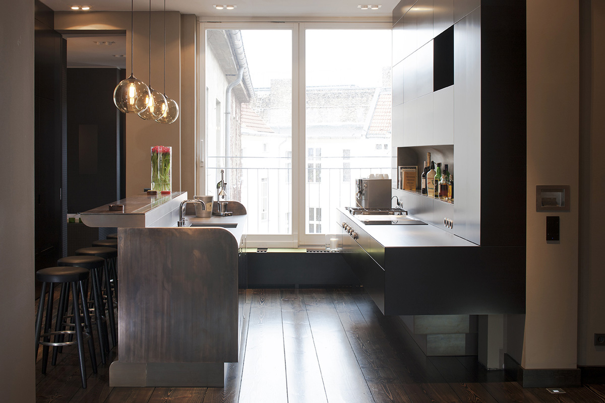 Ausbau einer Gründerzeitwohnung in Berlin, Küche und Bar aus Bronze, Bronzeblech, Durchblick zum Hof