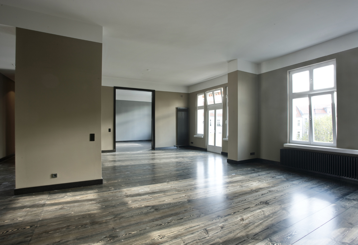 Ausbau einer Gründerzeitwohnung in Berlin, offener Wohnbereich, fliessender Raum, massive Kiefernholzdielen