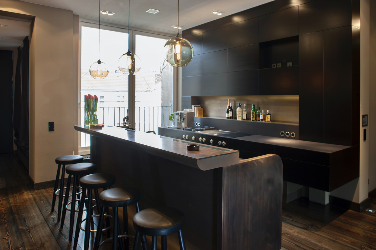 Ausbau einer Gründerzeitwohnung in Berlin, Küche und Bar aus Bronze, Barhocker und Leuchten von niche modern