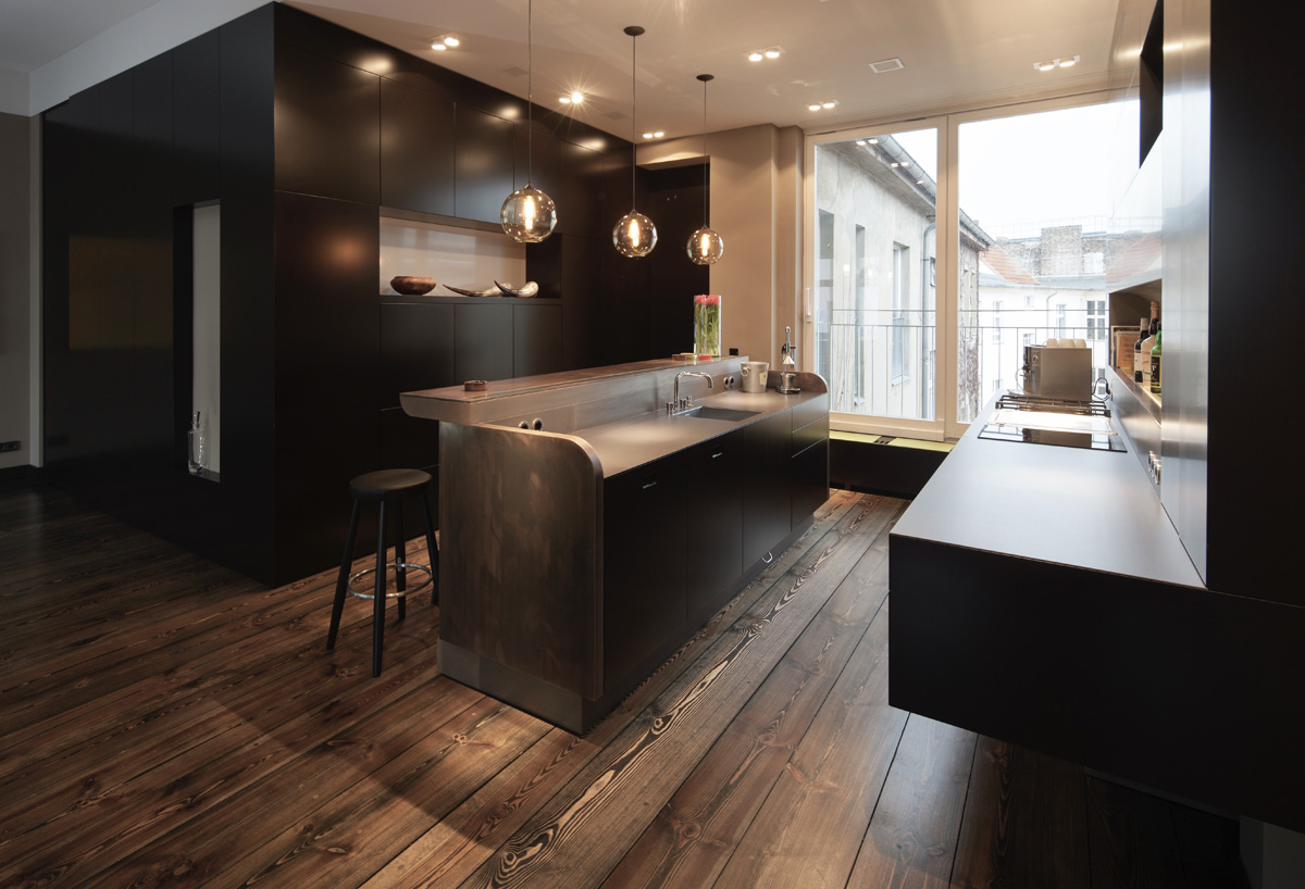 Ausbau einer Gründerzeitwohnung in Berlin, Küche und Bar aus Bronze, Barhocker und Leuchten von niche modern, eingestellte Raumkörper