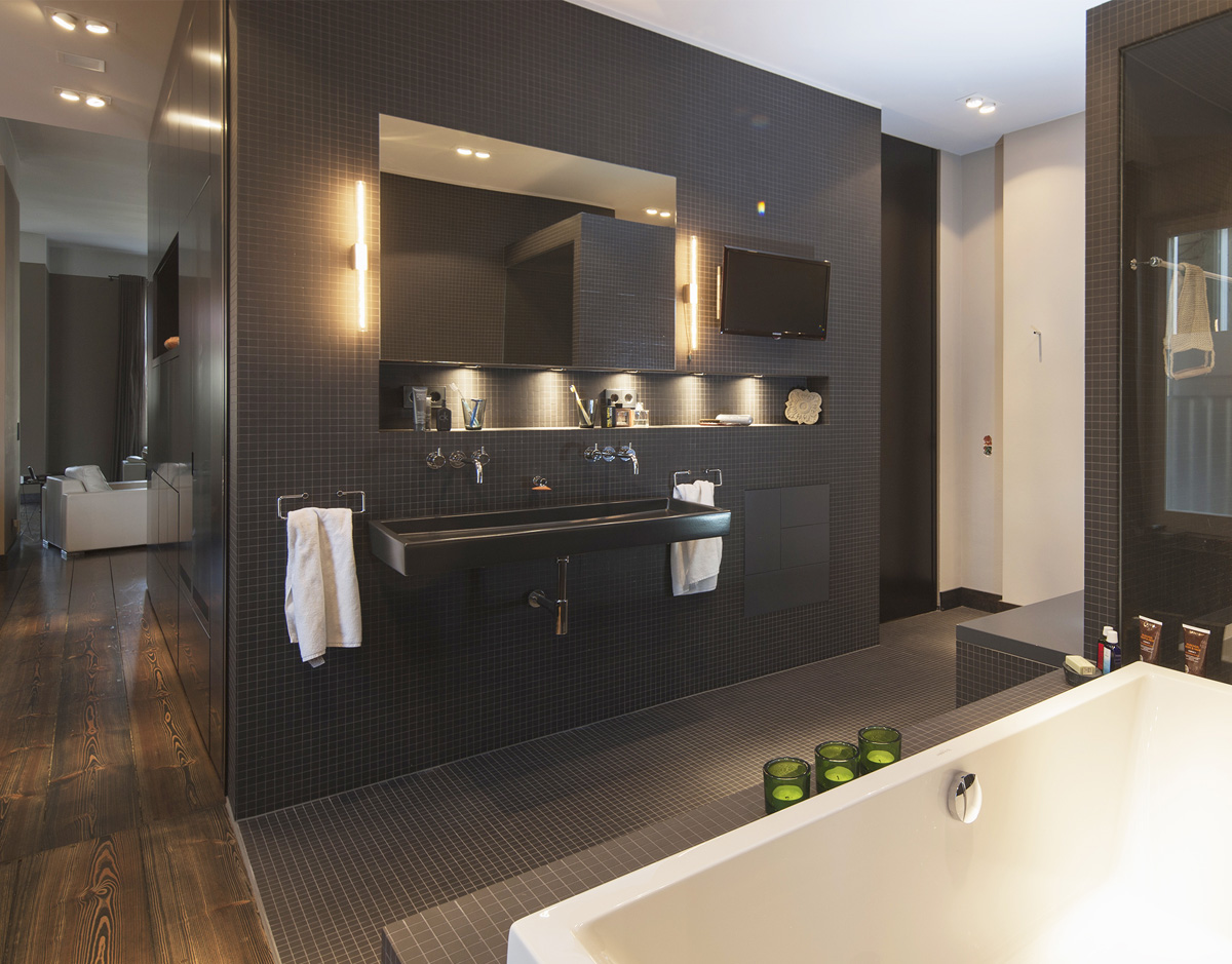 Ausbau einer Gründerzeitwohnung in Berlin, Badezimmer mit antrazitfarbenen Mosaikfliesen cinca porcellanico