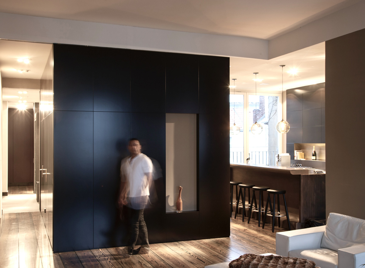 Ausbau einer Gründerzeitwohnung in Berlin, offener Wohnbereich mit Blick zur Küche und eingestellten Raumkörpern