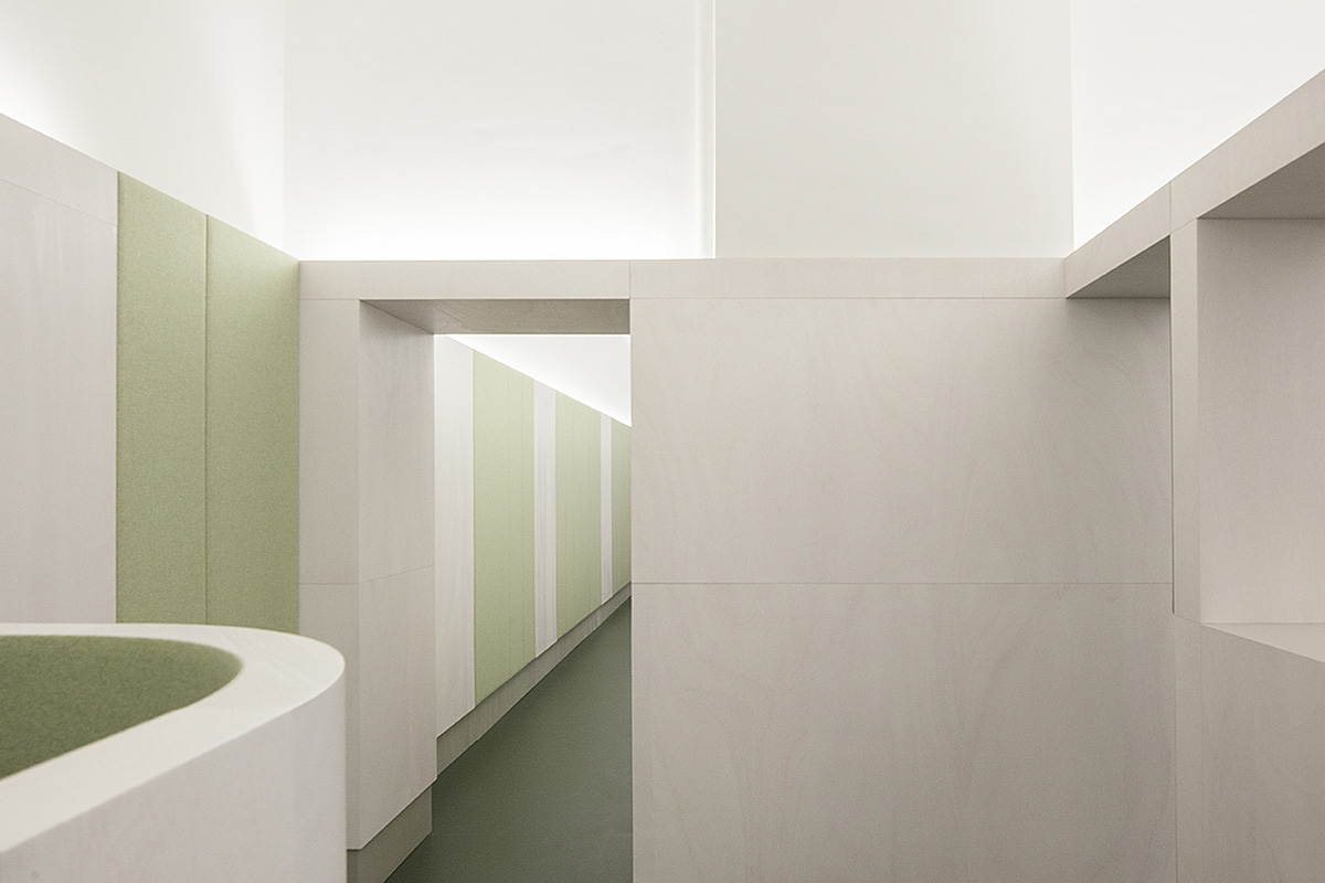 Büroausbau für die Verwaltung der Bio Company in den Berliner Goerz- Höfen, Detail Flex- Meetingraum als Raum- in- Raum, Akkustikdecke integriert