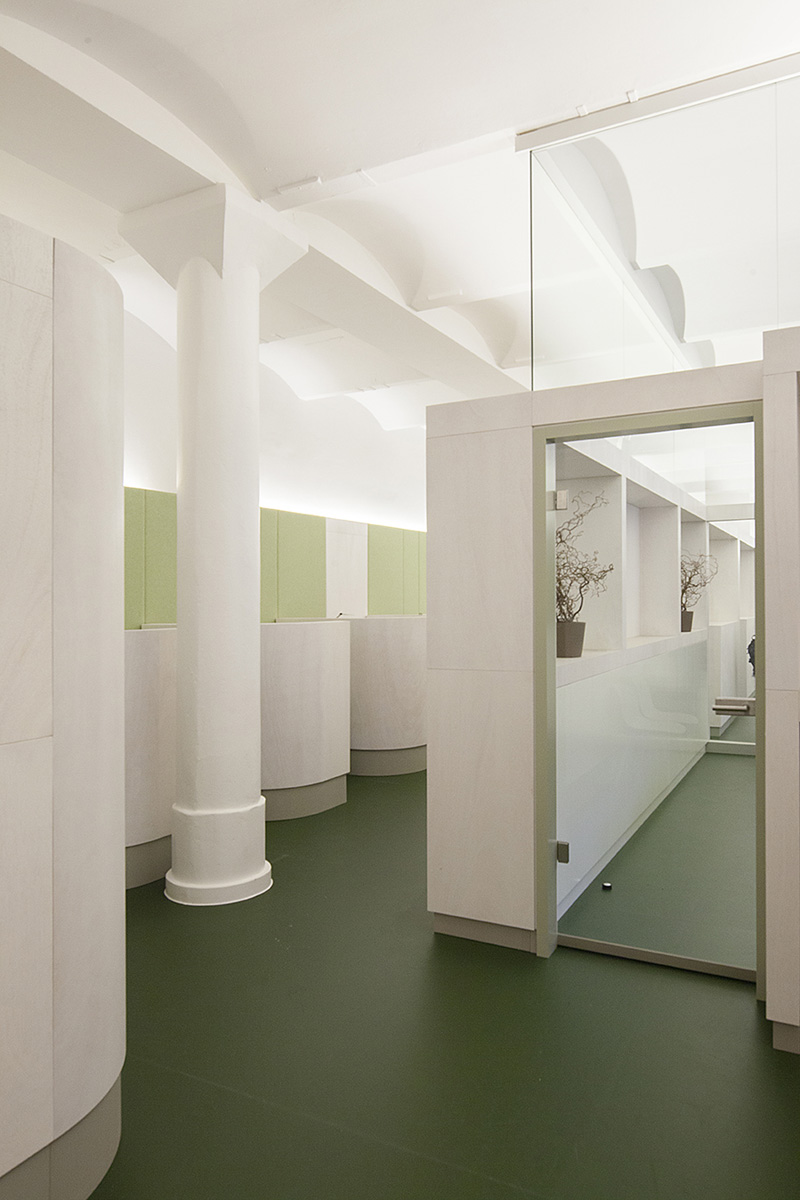 Büroausbau für die Verwaltung der Bio Company in den Berliner Goerz- Höfen, Raumelemente aus hellen Holzplatten, Durchblick Besprechungsraum