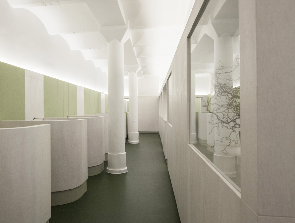 Büroausbau für die Verwaltung der Bio Company in den Berliner Goerz- Höfen, Flex-Arbeitsplätze vor Akkustik Wandelementen aus hellgrünem Wollfilz