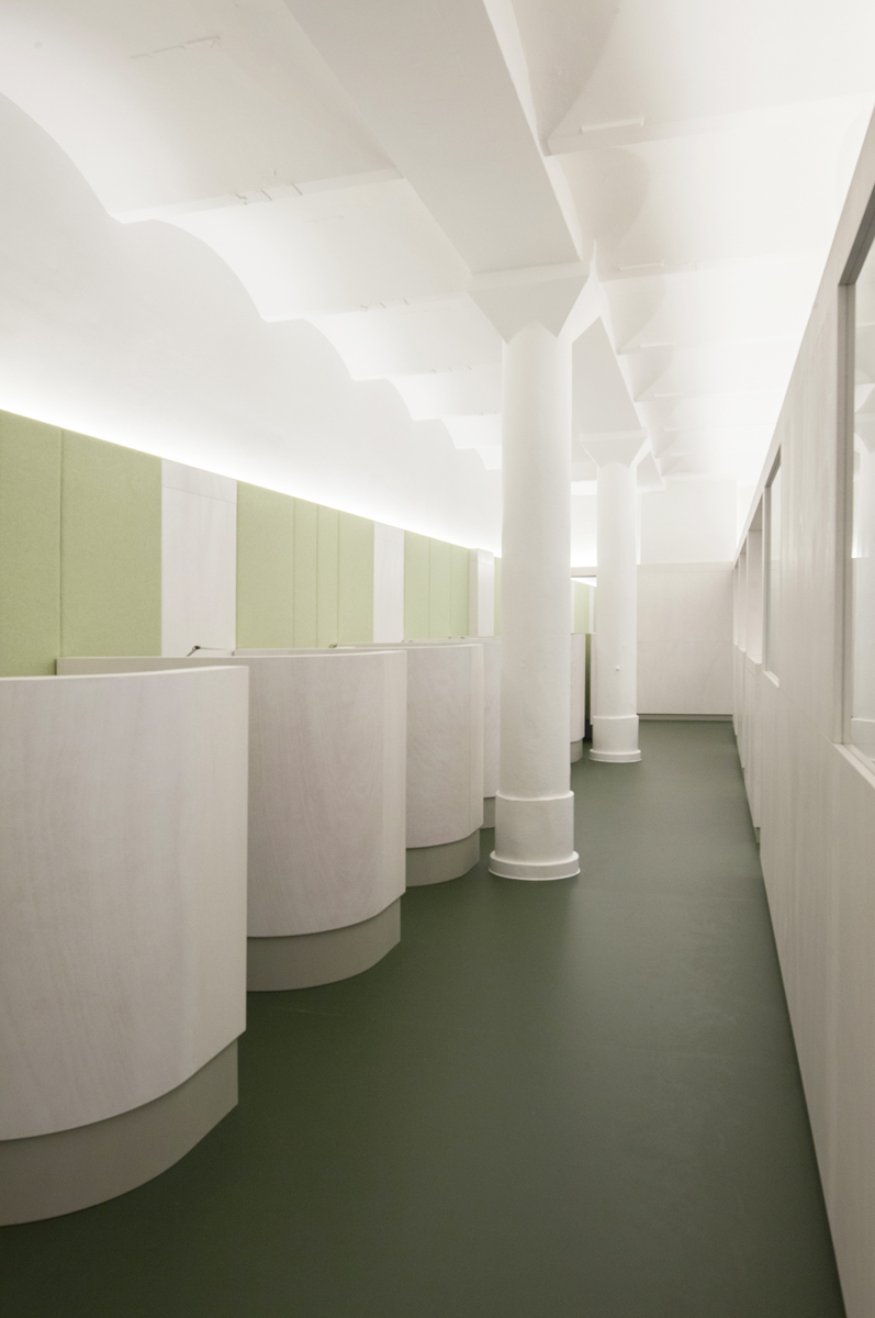 Büroausbau für die Verwaltung der Bio Company in den Berliner Goerz- Höfen, Flex-Arbeitsplätze vor Akkustik Wandelementen aus hellgrünem Wollfilz