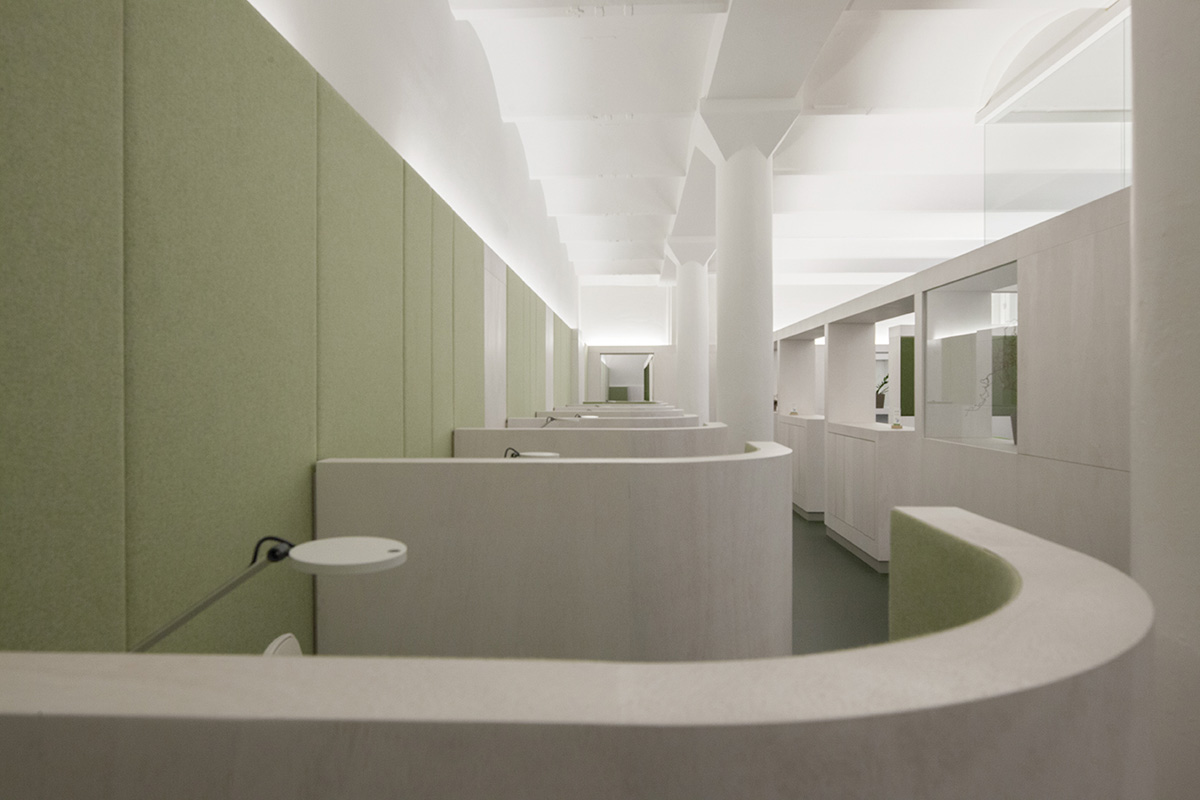 Büroausbau für die Verwaltung der Bio Company in den Berliner Goerz- Höfen, Flex-Arbeitsplätze vor Akkustik Wandelementen aus hellgrünem Wollfilz, Tischlerei Fenzl