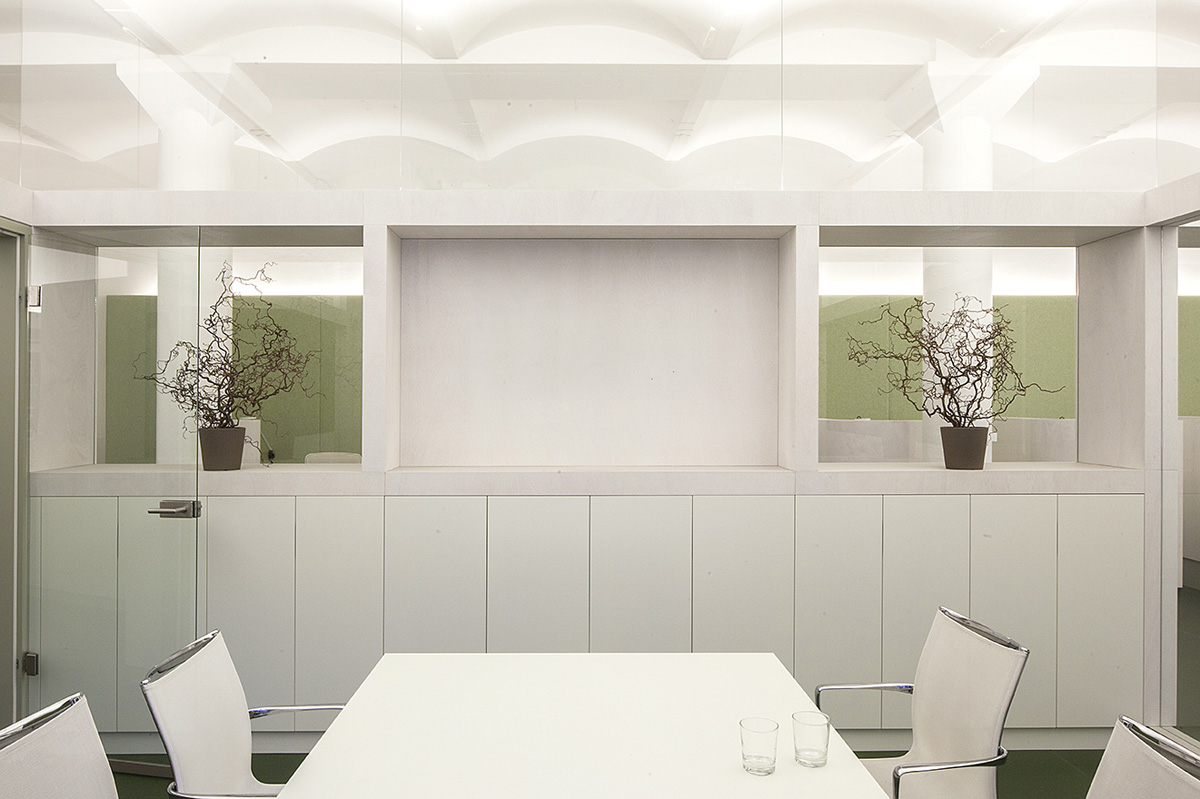 Büroausbau für die Verwaltung der Bio Company in den Berliner Goerz- Höfen, Besprechungsraum, Raumelemente als Holzglaswände, Preussische Kappendecke