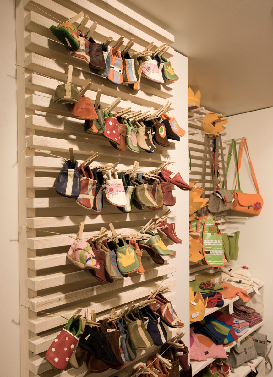 Konzept für den Ausbau der Bio Company Filialen, Detail Präsentation ökologische Kinderbekleidung, Kiefernholzlamellen