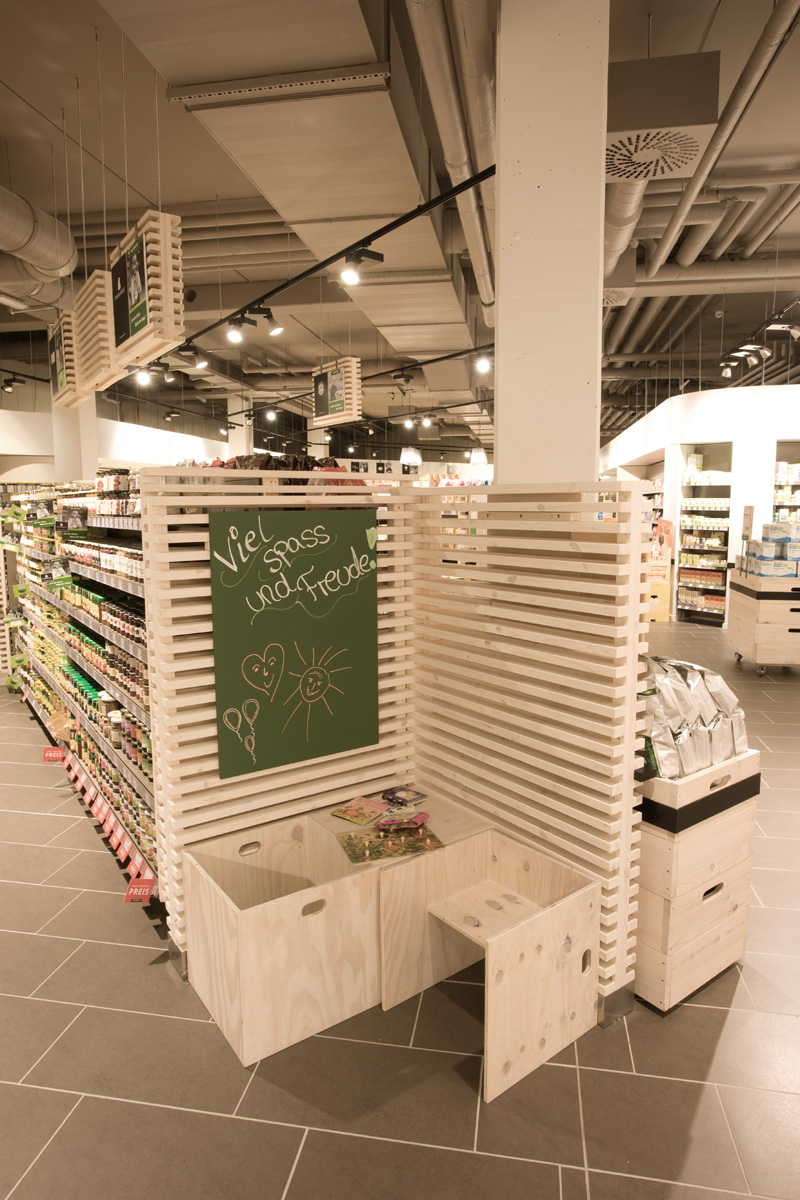 Konzept für den Ausbau der Bio Company Filialen, Detail Kinderspielecke, Kiefernholzlamellen, Kindermöbel