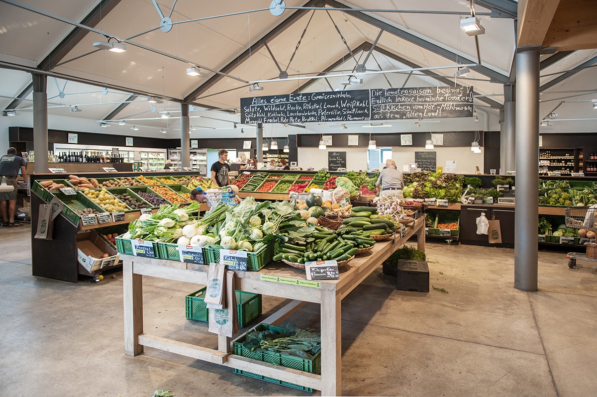 Innenausbaukonzept für den Hofladen Overmeyer Landbaukultur, Überblick Verkaufsraum, Markthalle mit Obst- und Gemüsepräsentation im Vordergrund