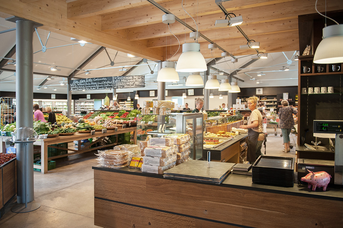 Innenausbaukonzept für den Hofladen Overmeyer Landbaukultur, Überblick Verkaufsraum mit Bäckerei im Vordergrund