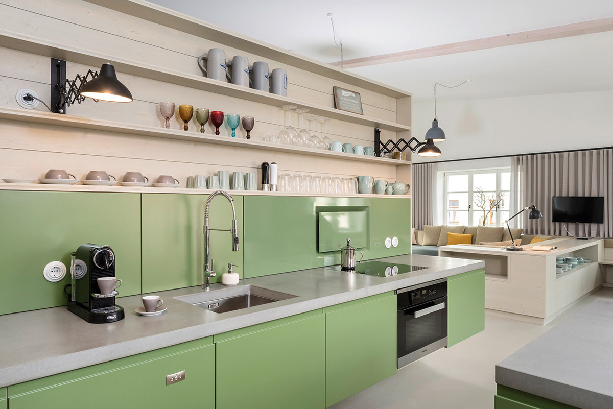 Ferienappartement Alte- Schreinerei, Werkstatt, Küchenzeile mit Fronten aus gepulvertem Stahlblech und Betonarbeitsplatte, Tischlerei Rothe