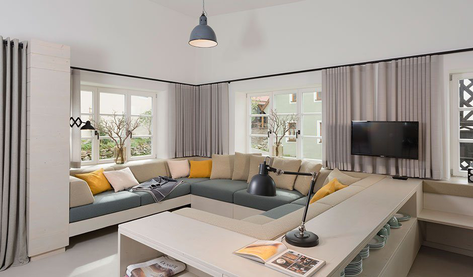 Ferienappartement Alte- Schreinerei, Werkstatt, Wohnbereich mit Ecksofaelement, Polster und Kissen, Kvadrat Stoff, Tischlerei Rothe