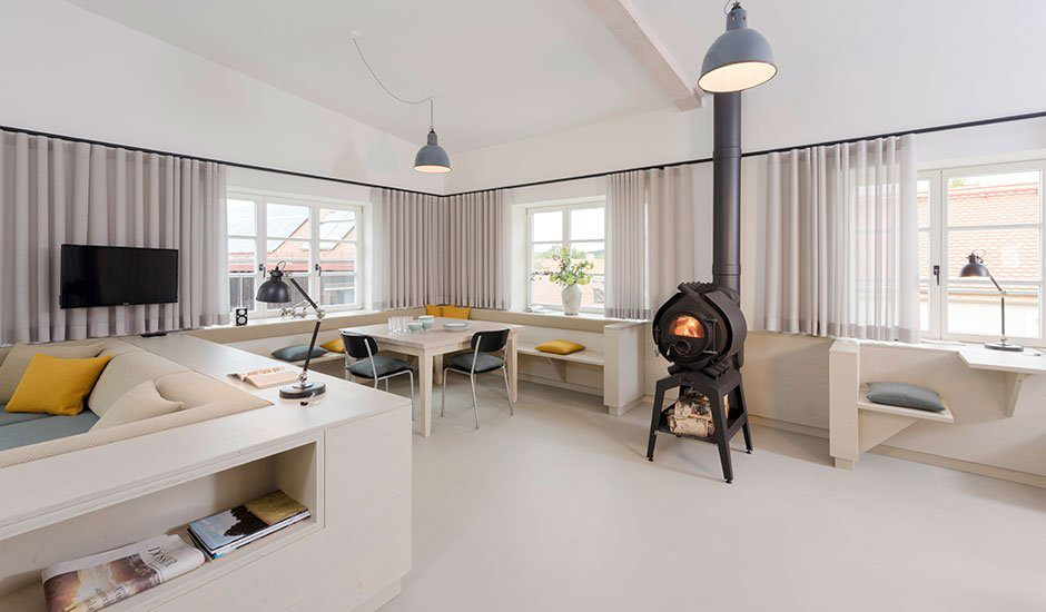 Ferienappartement Alte- Schreinerei, Werkstatt, Essbereich mit Eckbank und Bullerjan, Tischlerei Rothe