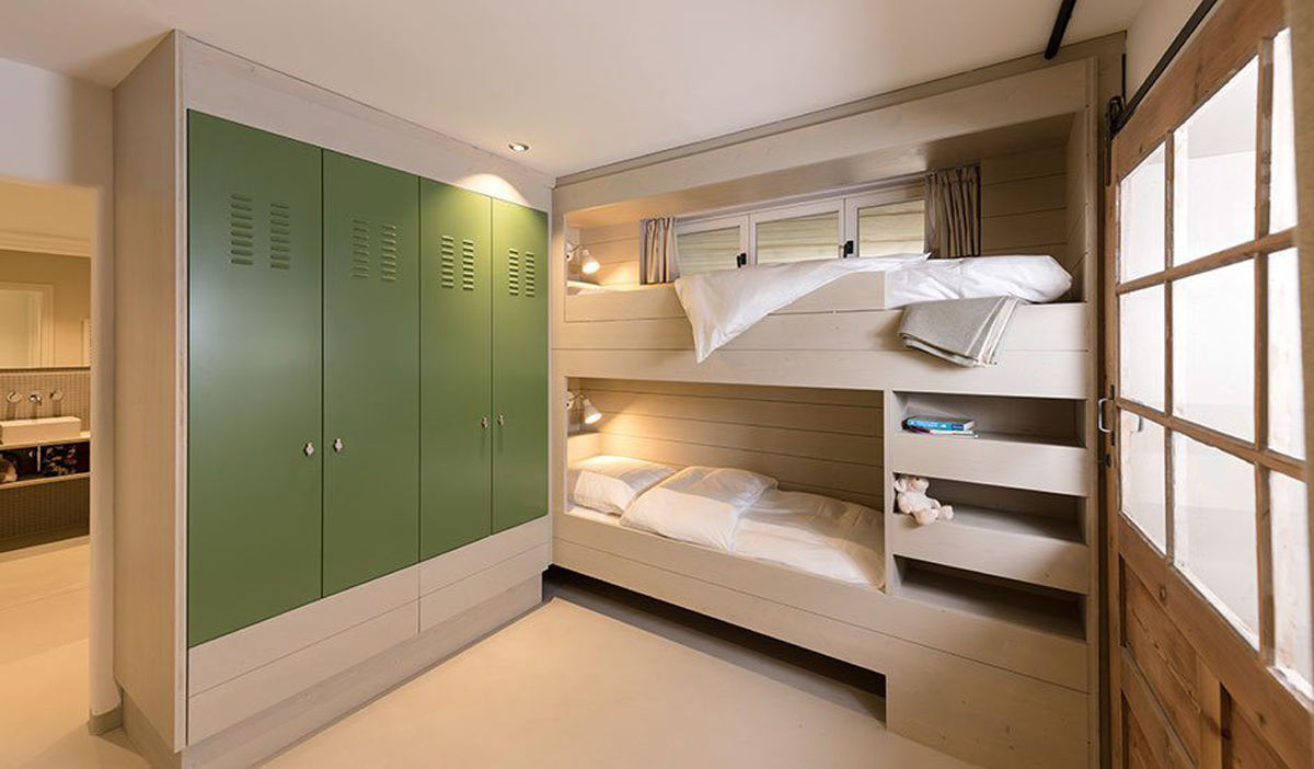 Ferienappartement Alte- Schreinerei, Werkstatt, Etagenbett als Einbau, Spindschränke resedagrün