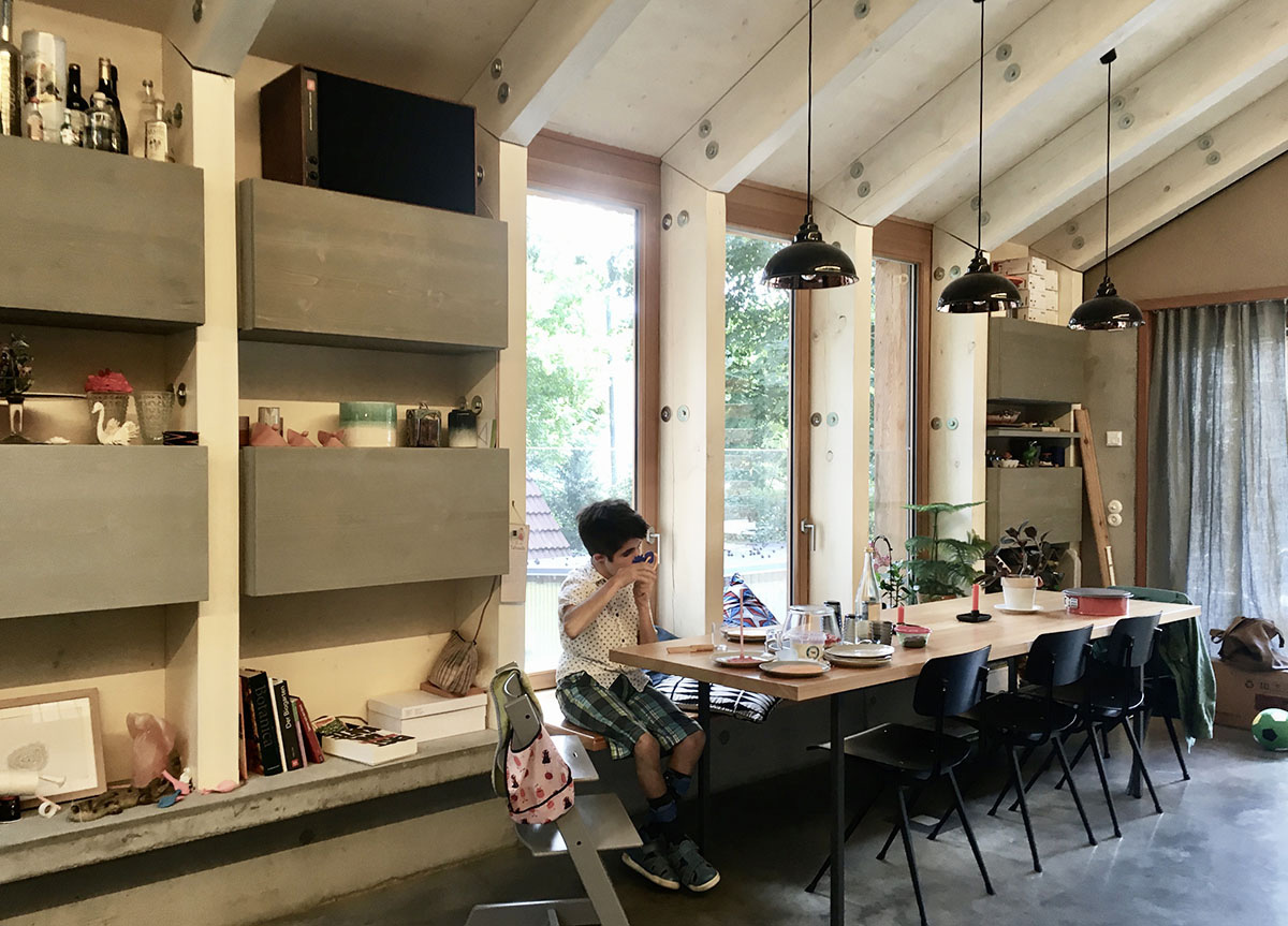 Ökologisches Einfamilienhaus in Brandenburg, offener Wohnbereich, Essplatz, Holzbinder, integrierte Möblierung