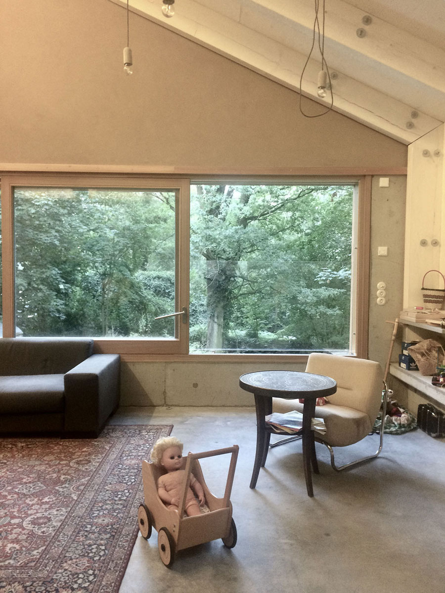 Ökologisches Einfamilienhaus in Brandenburg, offener Wohnbereich mit Blick in den Garten, Wandheizung mit Lehmputz