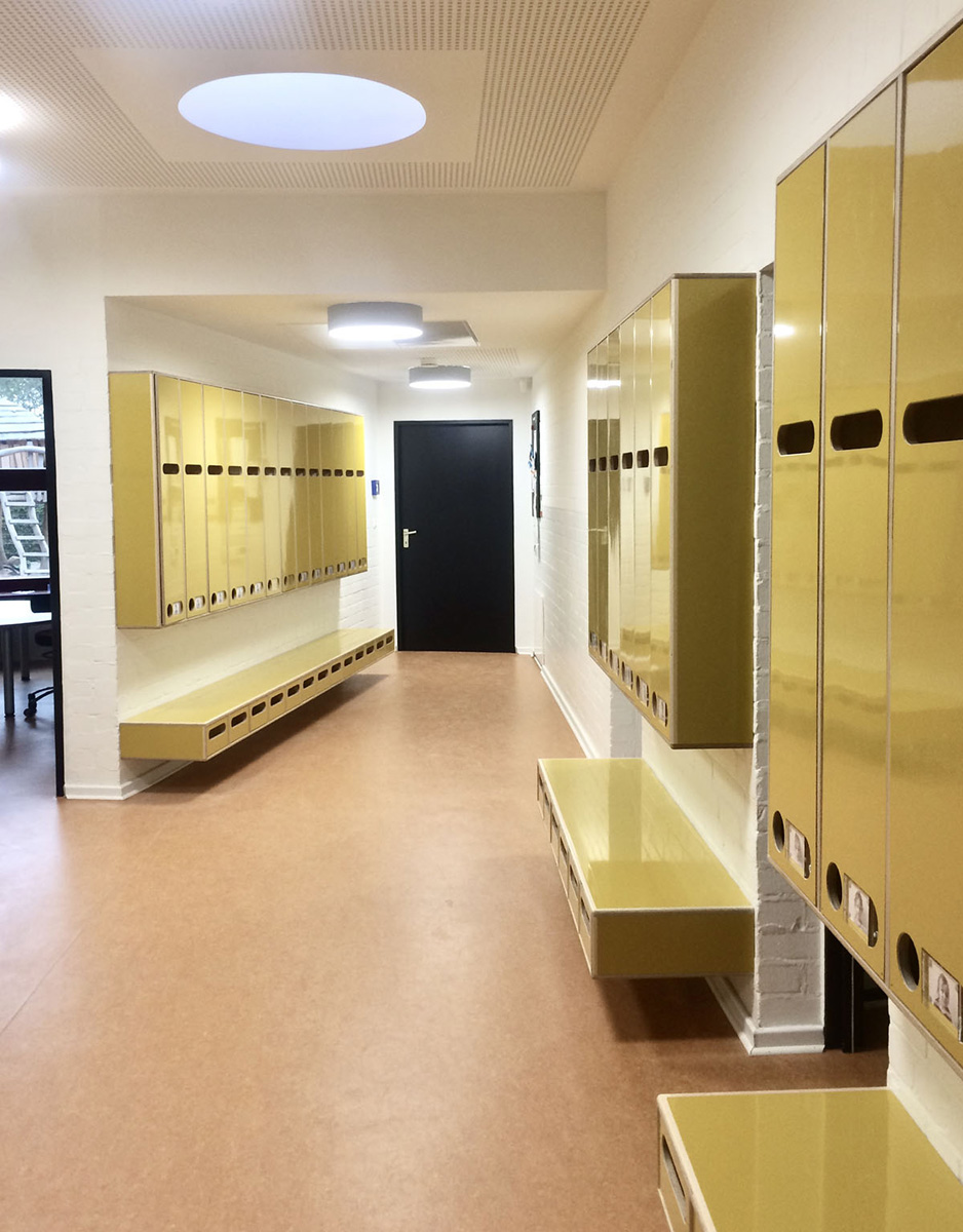 Kindergartengestaltung Evangelische Matthäus- Kirchengemeinde Berlin, Farb- und Materialkonzept für Innenraumgestaltung, Flur mit Garderobenmodule für Kinder