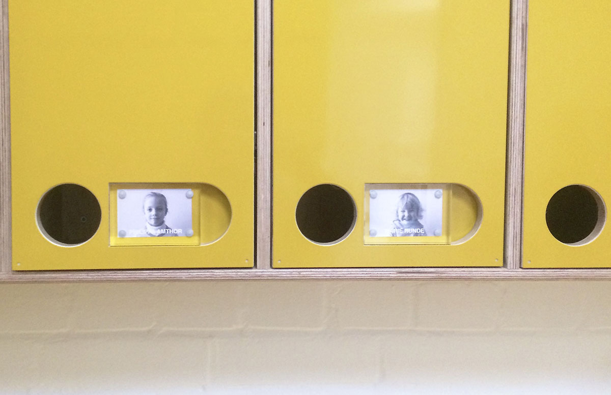 Kindergartengestaltung Evangelische Matthäus- Kirchengemeinde Berlin, Detail, Identifizierung und Beschilderung, Garderobenmodule für Kinder, Tischlerei Fenzl