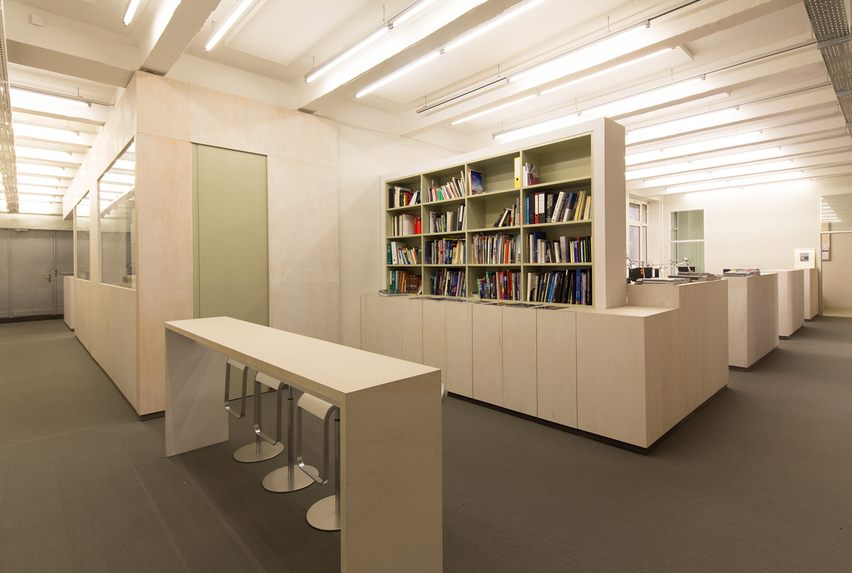 Büroausbau für LichtVision in Berlin, Raumelemente und Trennwände aus Holzplatten, Corporate Identity, interne Bibliothek und Besprechung, Tischlerei Fenzl