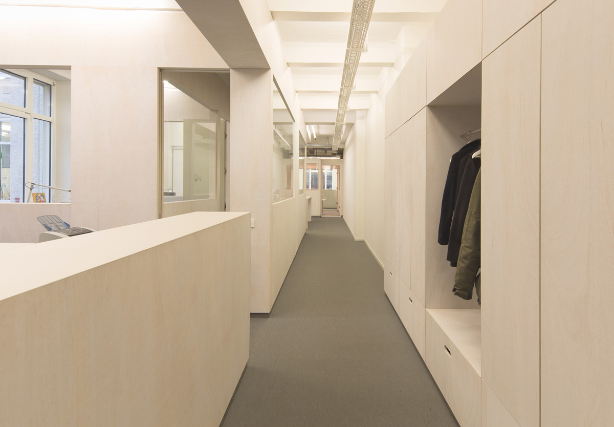 Büroausbau für LichtVision in Berlin, Trennwände und Einbaumöbel aus hell lasierten Holzplatten Corporate Identity, Garderobe, Tischlerei Fenzl