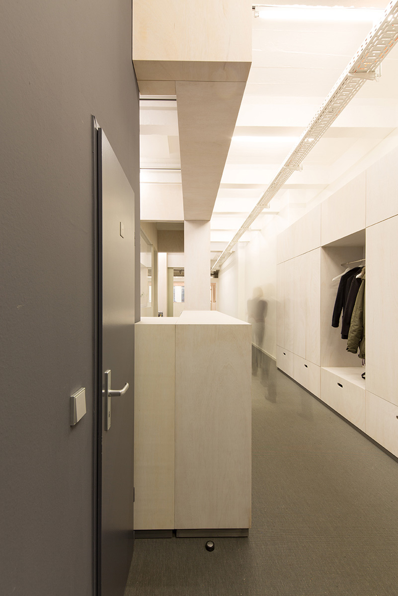 Büroausbau für LichtVision in Berlin, Trennwände und Einbaumöbel aus hell lasierten Holzplatten Corporate Identity, Garderobe, Blick vom Eingang