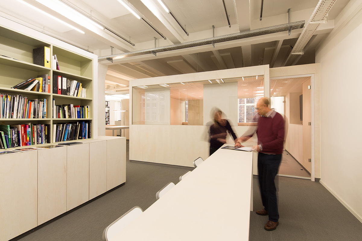 Büroausbau für LichtVision in Berlin, Besprechungsraum als Raum- in- Raum Konstruktion, Tranzparenz, Bibliothek im Vordergrund, Tischlerei Fenzl