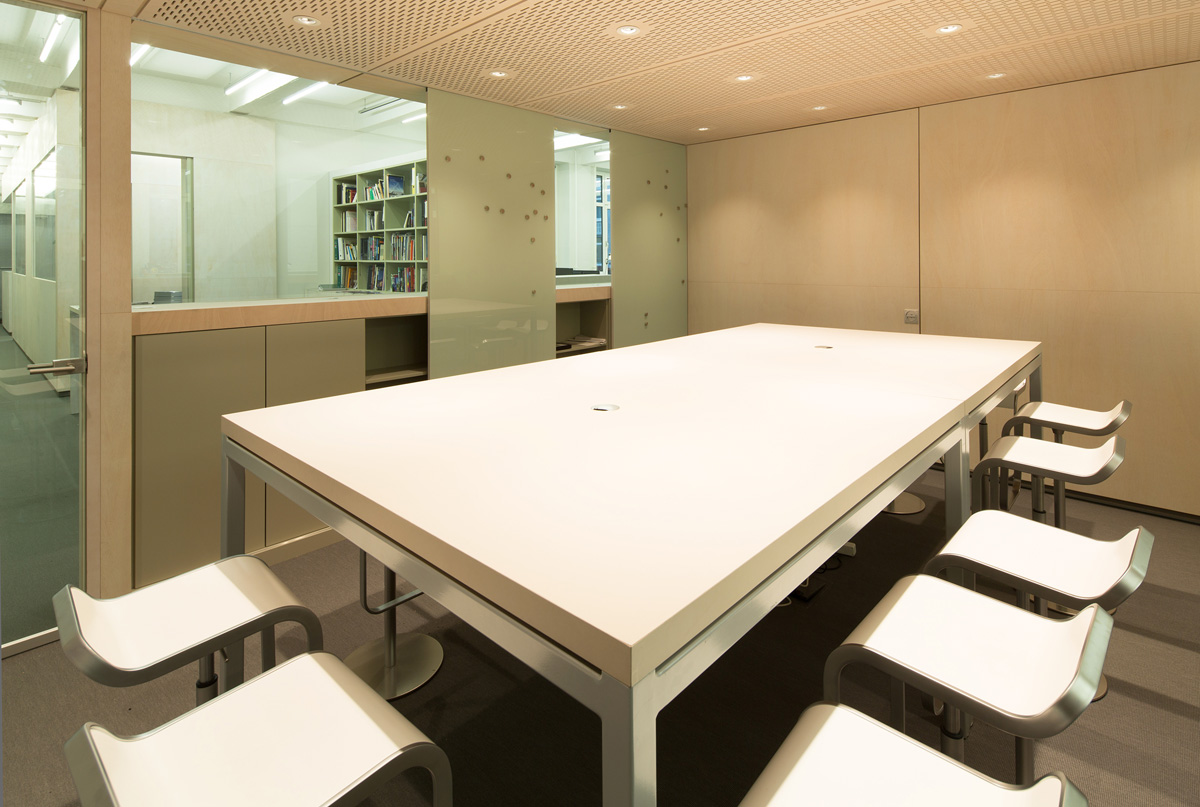 Büroausbau für LichtVision in Berlin, Besprechungsraum als Raum- in- Raum Konstruktion, geschlossenes Doppelflügeltor, Besprechungstisch als Stehtisch