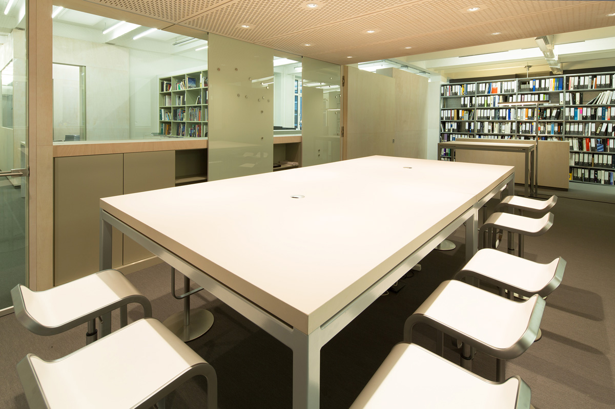 Büroausbau für LichtVision in Berlin, Besprechungsraum als Raum- in- Raum Konstruktion, geöffnet, Besprechungstisch als Stehtisch, Tischlerei Fenzl