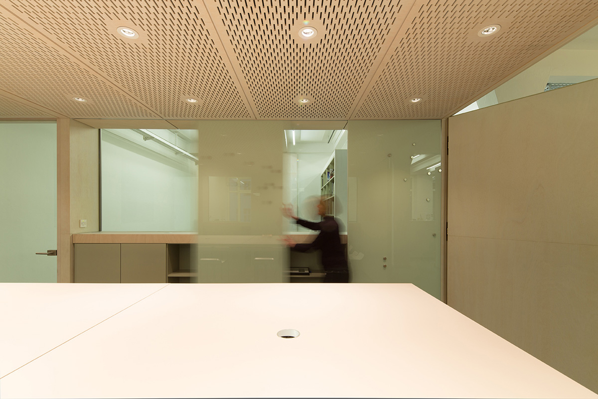 Büroausbau für LichtVision in Berlin, Besprechungsraum als Raum- in- Raum Konstruktion, magnetische Schiebewände mit Glasoberfläche, Tischlerei Fenzl