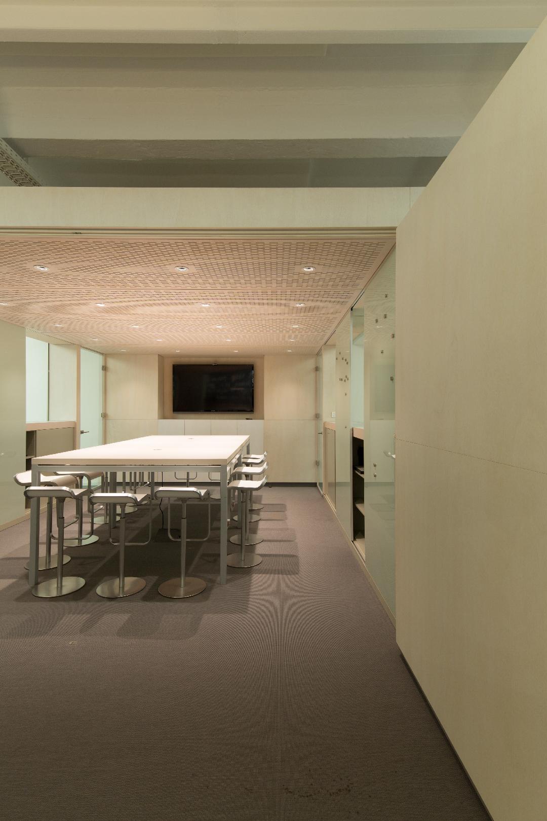 Büroausbau für LichtVision in Berlin, Besprechungsraum als Raum- in- Raum Konstruktion, geöffnetes Doppelflügeltor, optionale Raumvergrösserung