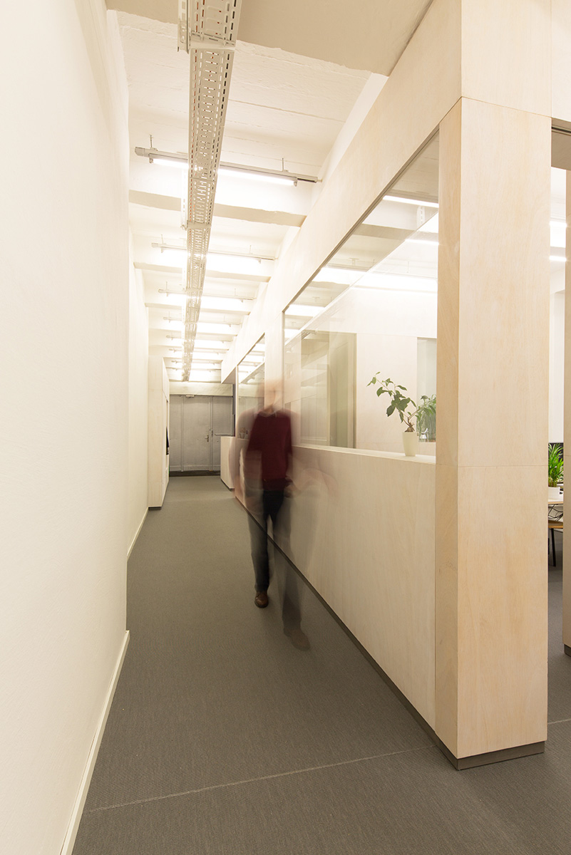 Büroausbau für LichtVision in Berlin, Raumelemente und Trennwände aus hell lasierten Holzplatten und Glas, Corporate Identity