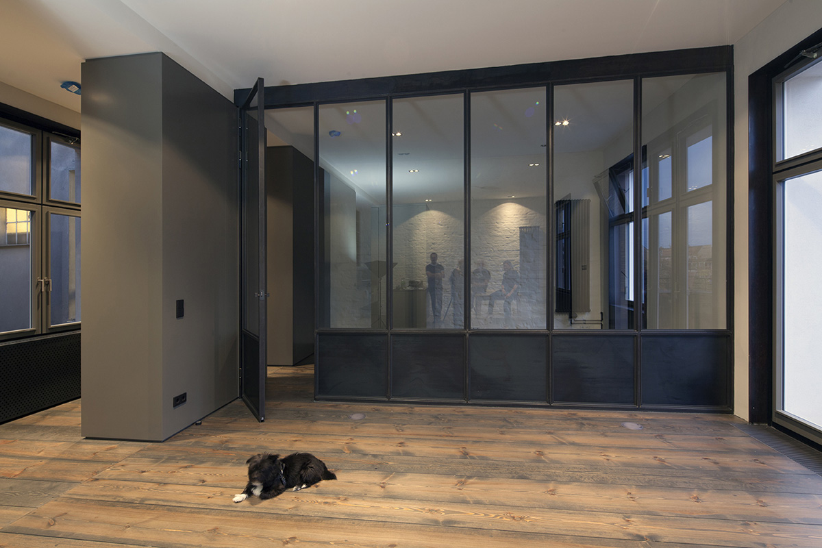 Wohnungsausbau Berlin, Schöneberg als Loft, Wohnbereich mit handwerklich detaillierter Stahlglaswand, Schlosserei Thein und Rios