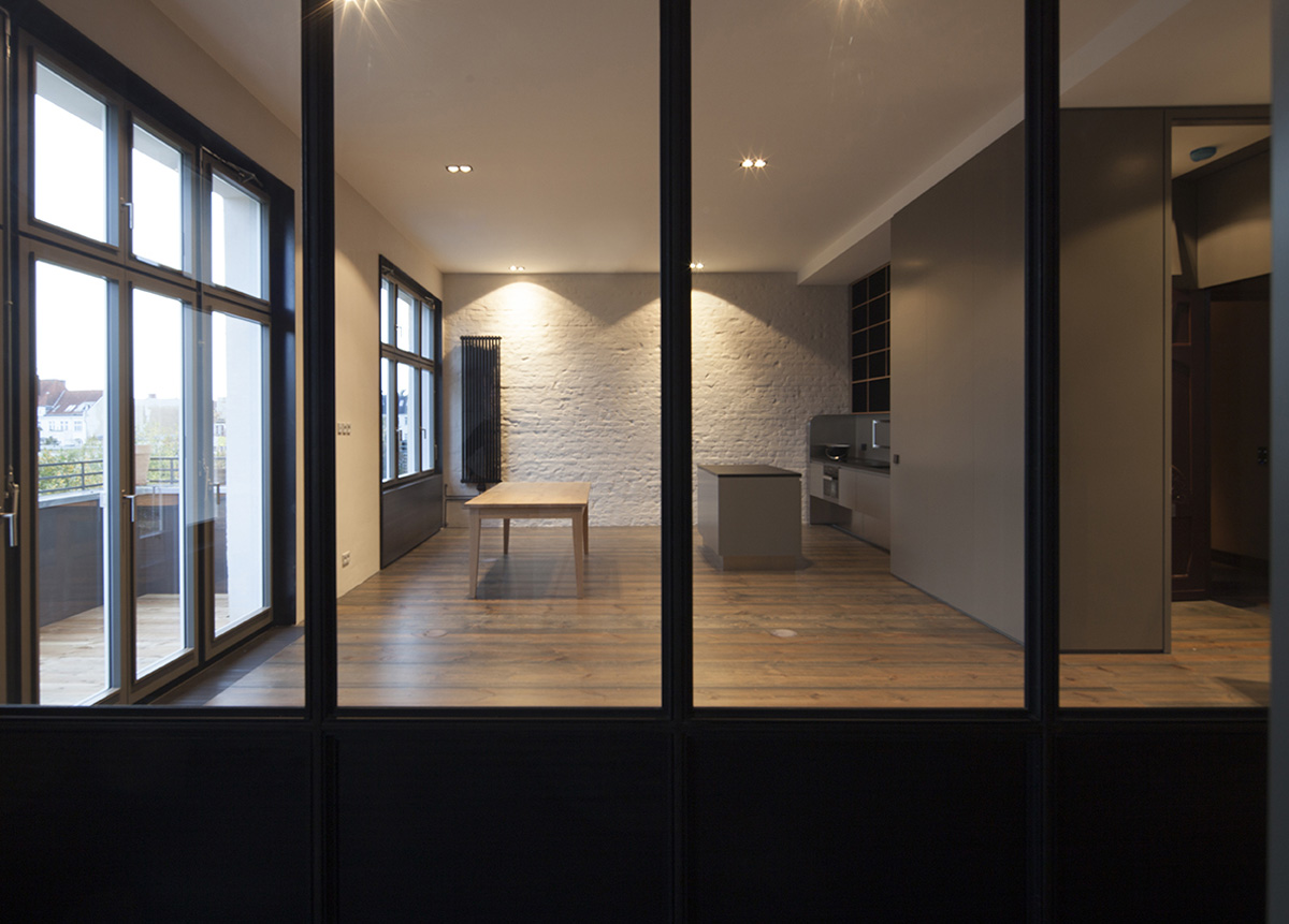 Wohnungsausbau Berlin, Schöneberg als Loft, Wohnbereich mit geschlemmten Wänden und Fussboden aus Märkischen Kieferndielen von Holz-lebt