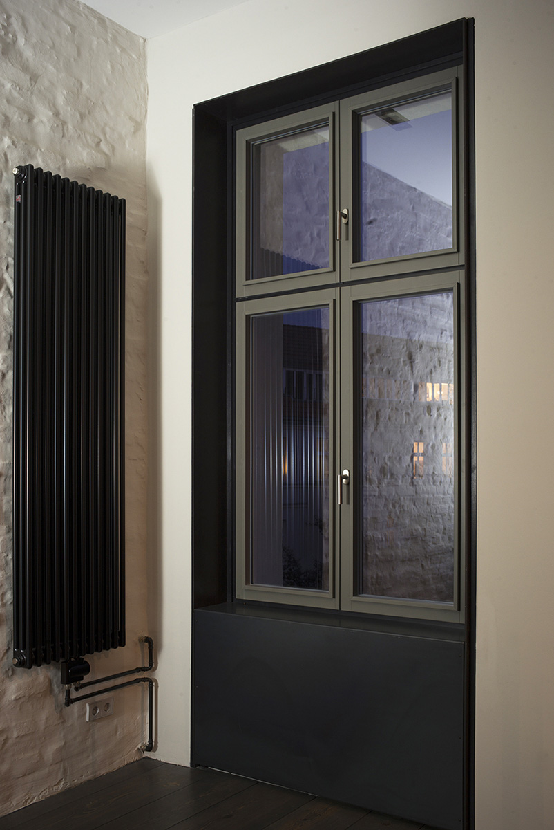 Wohnungsausbau Berlin, Schöneberg als Loft, Fensterleibungen aus Stahlblech, Schlosserei Thein und Rios, handwerkliche Fensterprofile, Tischlerei Fenzl