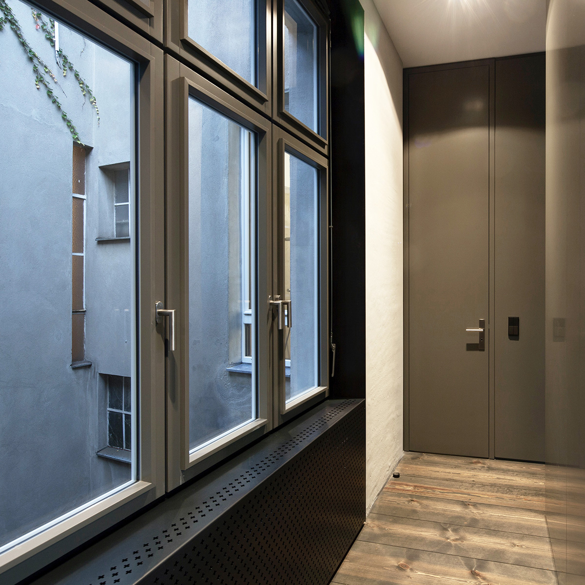 Wohnungsausbau Berlin, Schöneberg als Loft, Fensterleibungen und Heizkörperbekleidung aus Stahlblech mit historischer Lochung, Schlosserei Thein und Rios