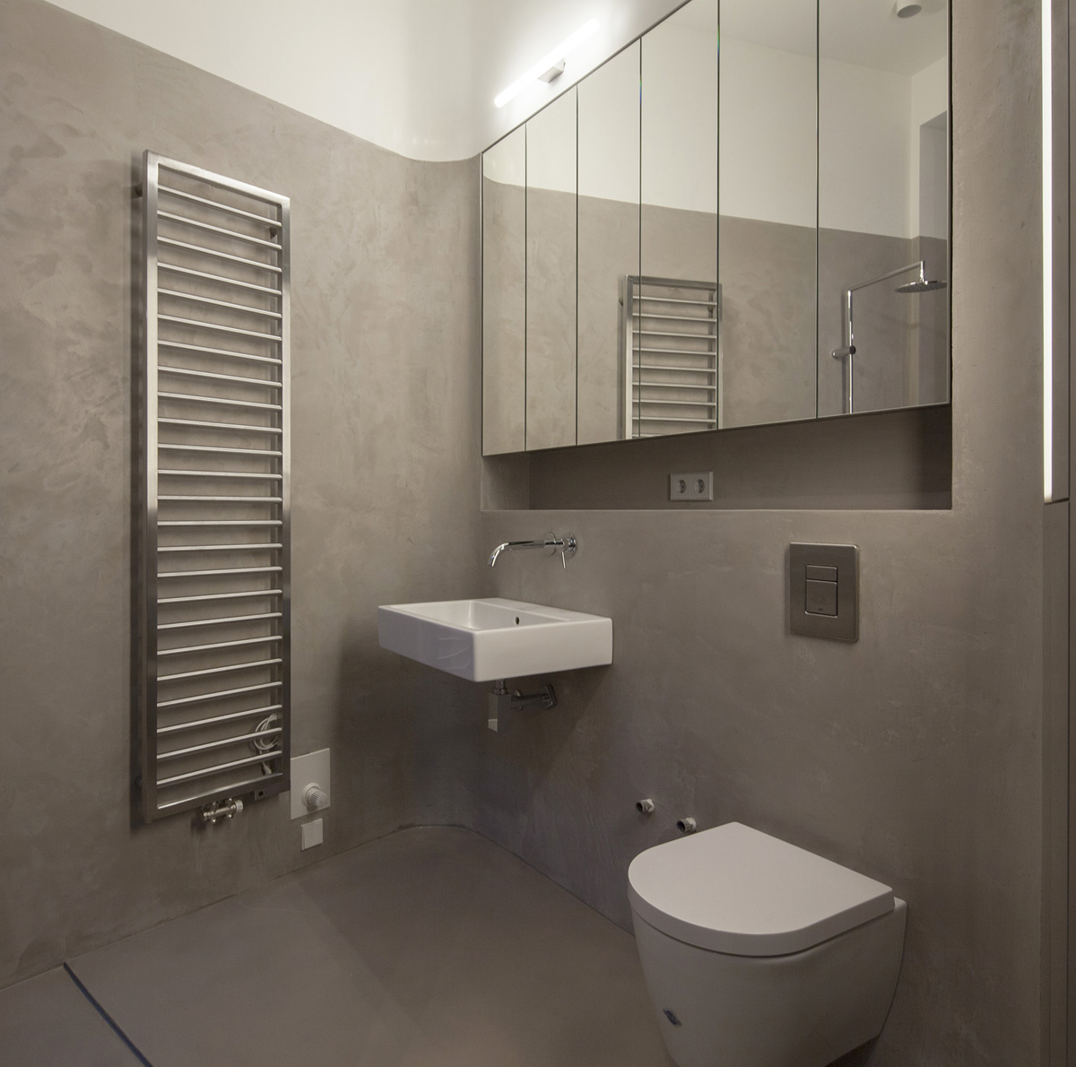 Wohnungsausbau Berlin, Schöneberg als Loft, Wandflächen mit Stucco Calce, Biofarben Berlin, Fussboden und Duschbereich aus geschliffenem Estrich