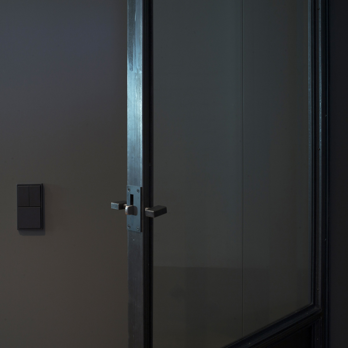 Wohnungsausbau Berlin, Schöneberg als Loft, Detail handwerklich detaillierter Türgriff Stahlglaswand, Schlosserei Thein und Rios